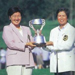 優勝トロフィーを持つ服部道子（左）と樋口久子会長（当時）（提供：日本女子プロゴルフ協会）