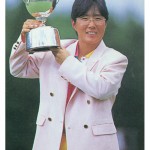優勝トロフィーを掲げる日吉久美子（写真提供：日本女子プロゴルフ協会）