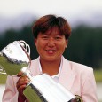 優勝カップを持つ高村亜紀（写真提供：日本女子プロゴルフ協会）