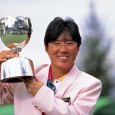 優勝カップを掲げる日吉久美子（日本女子プロゴルフ協会提供）