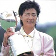 トロフィーを掲げる具玉姫(日本女子プロゴルフ協会提供)