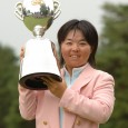 優勝カップを掲げる不動裕理（写真提供：日本女子プロゴルフ協会）