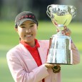 優勝カップを掲げる辛炫周（写真提供：日本女子プロゴルフ協会）