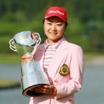 優勝トロフィーを掲げる藤田さいき　写真提供：日本女子プロゴルフ協会
