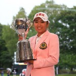 優勝カップを掲げるイボミ　写真提供：日本女子プロゴルフ協会