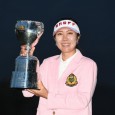 優勝トロフィーを掲げる李知姫（写真提供：日本女子プロゴルフ協会）