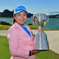 優勝トロフィーを掲げる永峰咲希＜Photo:Getty Images>