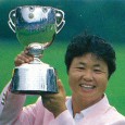 優勝カップを掲げる大迫たつ子（日本女子プロゴルフ協会提供）