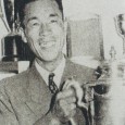 優勝カップを掲げる井上清次（写真提供：日本プロゴルフ協会50年史）