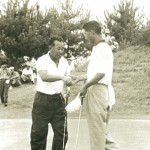 決勝を戦い終えて握手する中村（左）と小野（日本プロゴルフ協会３０年史より）