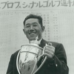 優勝カップを持つ棚網良平（日本プロゴルフ協会50年史より）