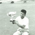 優勝カップを持つ佐藤精一（日本プロゴルフ協会50年史より）