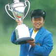 優勝トロフィーを掲げる片山晋呉（日本プロゴルフ協会50年史より）