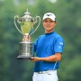 優勝トロフィーを掲げる平田憲聖（写真提供：日本プロゴルフ協会）