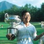 1991年日本オープンで優勝カップを掲げる中嶋常幸（ＪＧＡホームページより転載）