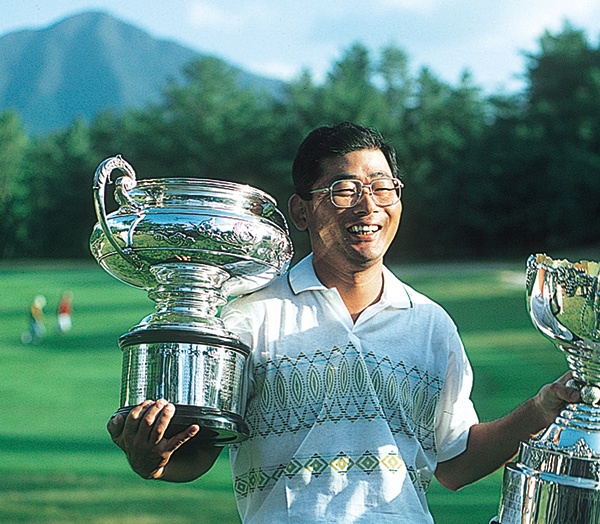 1991年日本オープンで優勝カップを掲げる中嶋常幸（ＪＧＡホームページより転載）