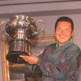 優勝カップを掲げる尾崎将司（ＪＧＡホームページから転載）
