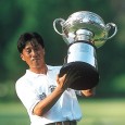 優勝カップを掲げる奥田靖己（ＪＧＡホームページより転載）