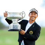 優勝カップを掲げる久保谷健一（ＪＧＡホームページより転載）