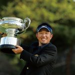 優勝カップを掲げる小林正則（JGAHPより転載）