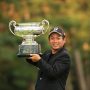 優勝カップを掲げる池田勇太(JGAホームページより転載)