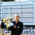 優勝カップを掲げる小平智（ＪＧＡホームページより転載）