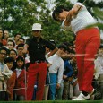 ショットを打つ吉川一雄（右）を見守る新井規矩雄（写真はアサヒゴルフ1976年8月号より）