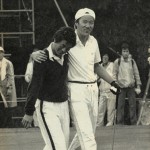 「雨中の激闘をたたえ合う青木功(右)と長谷川勝治」（週刊アサヒゴルフ1981年6月3日号より）